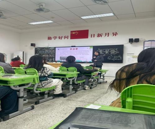 【湖畔·家校共育】共话成长路，携手小升初——南京市金陵小学（仙林湖校区）召开六年级家长会_html_m7bb25c10.jpg
