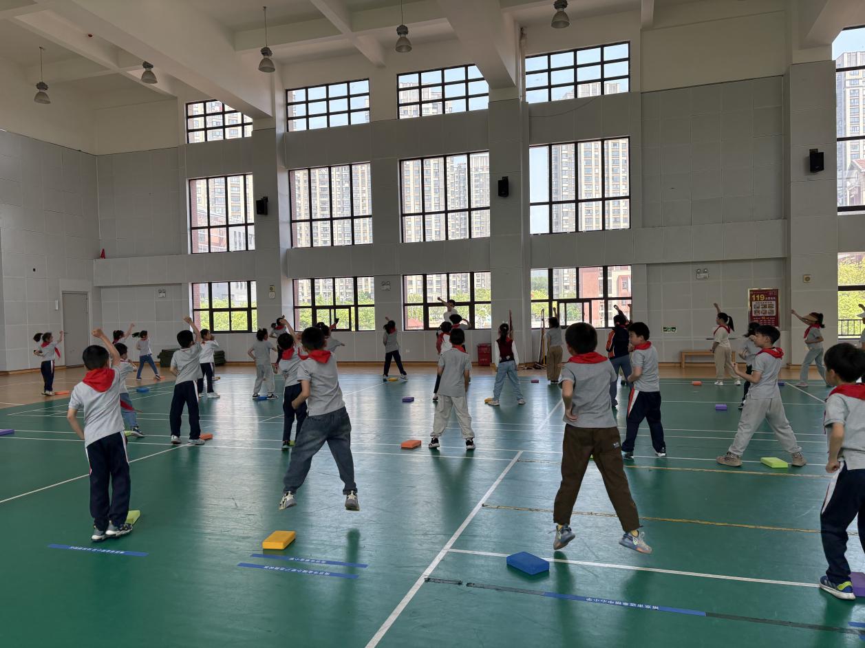 【湖畔·童化课堂】展体育课堂风采，以研促教共成长——体育校本研修之课例研讨（17）_html_m21d185a9.jpg