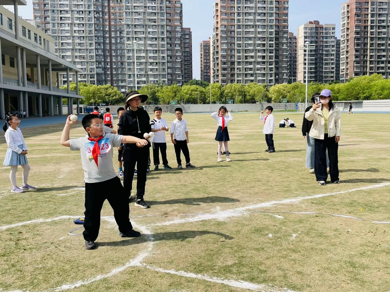 【湖畔·学生活动】在灿烂阳光下——记南京市金陵小学（仙林湖校区）2024—2025学年春季田径运动会（一、三年级）_html_m343b7ba2.jpg