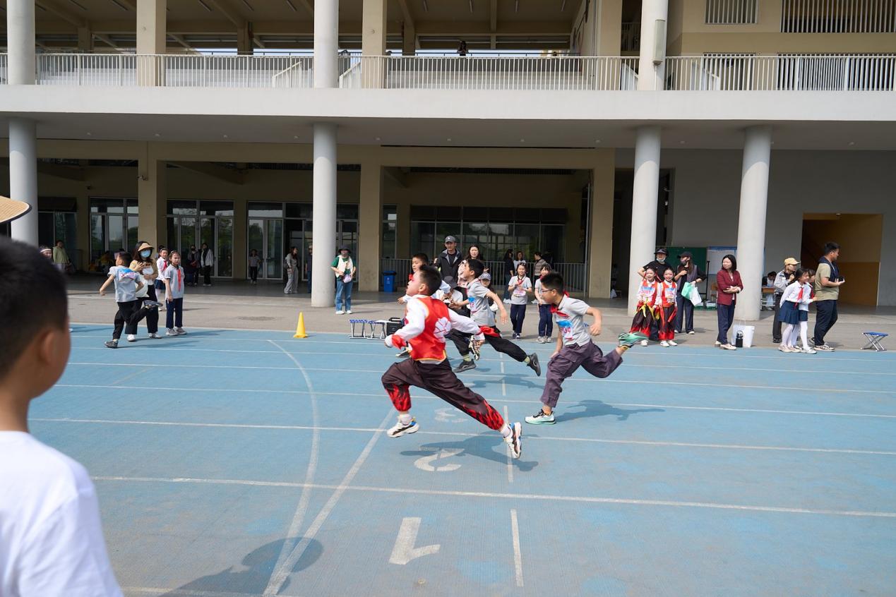 【湖畔·学生活动】在灿烂阳光下——记南京市金陵小学（仙林湖校区）2024—2025学年春季田径运动会（一、三年级）_html_m7636b274.jpg