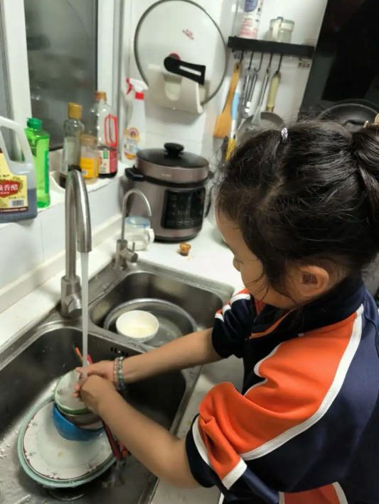 【湖畔·学生活动】劳动最光荣，争做劳动小达人——南京市金陵小学（仙林湖校区）五一劳动实践活动_html_m268a34ec.png