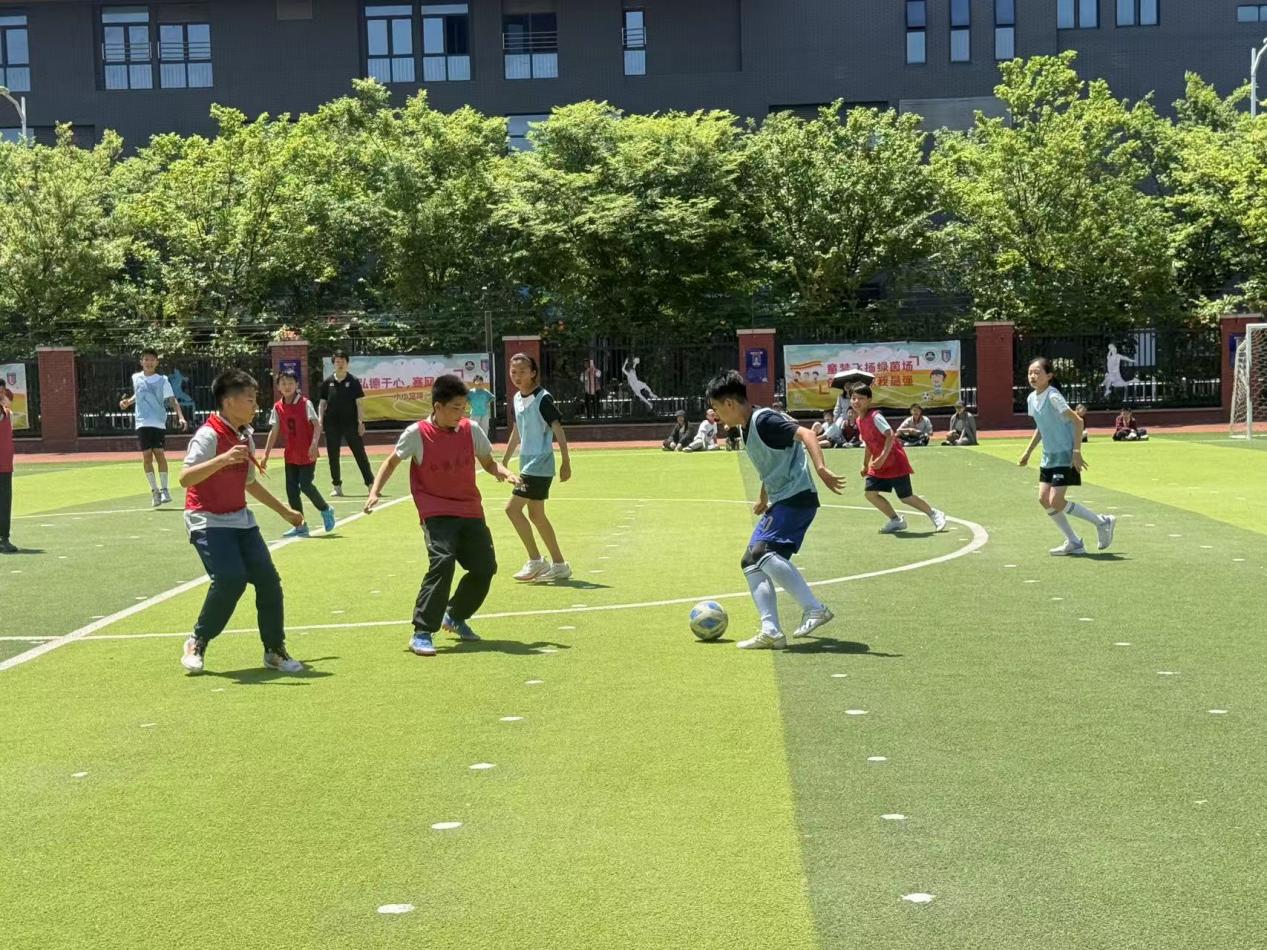 【湖畔·学生活动】金陵小学（仙林湖校区）“校长杯”六年级足球联赛第二轮战报——绿茵展风采，足球聚班魂_html_m85100e.jpg