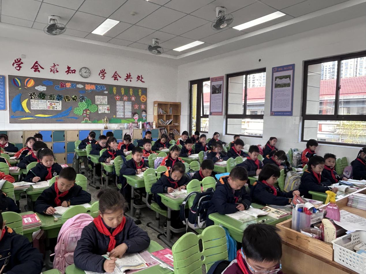 【湖畔·童化课堂】《枫树上的喜鹊》教研之旅：探寻童真语文课堂——记二年级语文组组内教研_html_m23dfeab0.jpg
