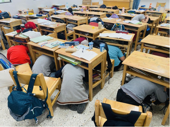 【湖畔·共佑安全】人人讲安全，个个会应急——金陵小学（仙林湖校区）开展地震防灾演练活动_html_3d9db445.png