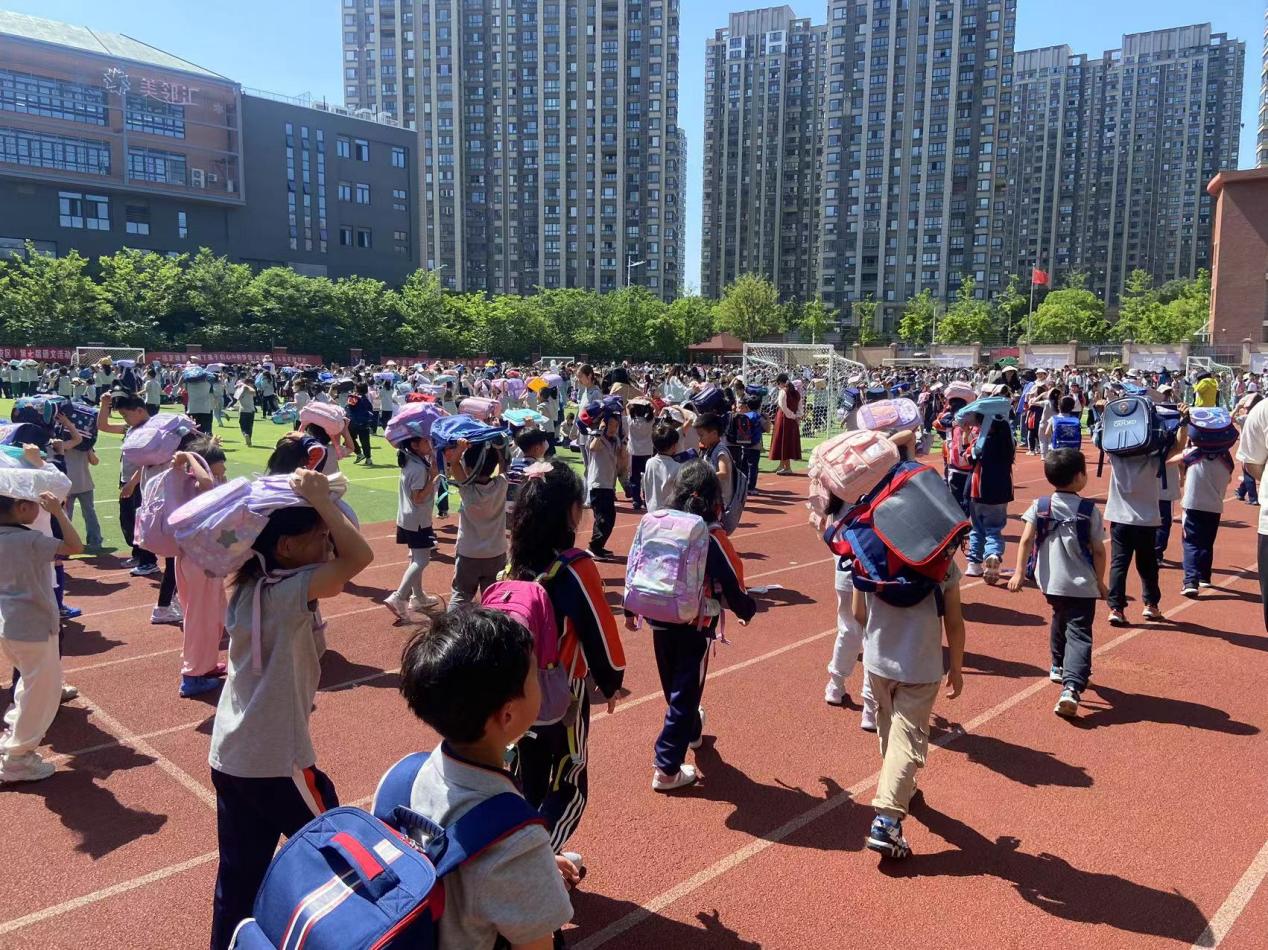 【湖畔·共佑安全】人人讲安全，个个会应急——金陵小学（仙林湖校区）开展地震防灾演练活动_html_17f5cfd1.jpg
