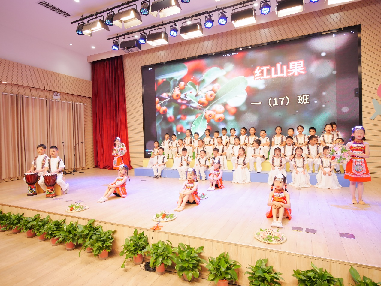 【湖畔·学生活动】“红领巾爱祖国●闪闪发光的你”——合唱比赛一年级专场_html_7970dc26.jpg