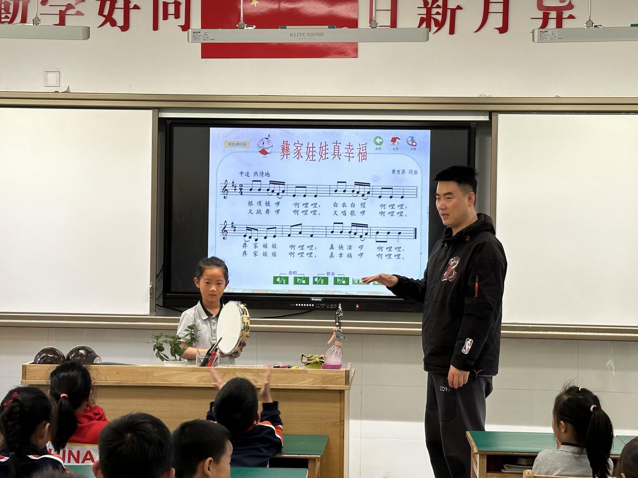 【湖畔·童化课堂】“乐”在舞中 “乐”在心中——音乐校本研修之课例研讨_html_42fd2720.jpg