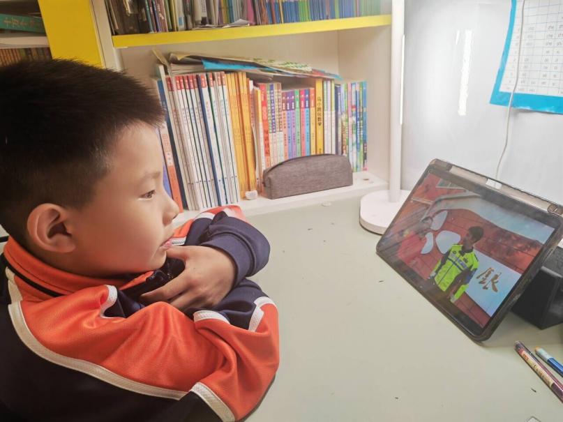 【湖畔·学生活动】与法同行 护航成长——普法宣传进校园活动_html_6f70d7e5.jpg