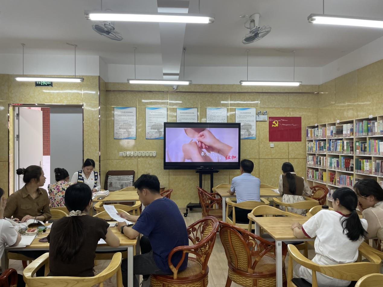 【湖畔·先锋示范】（主题党日）“学条例、明底线、强自觉”—金陵小学仙林湖校区党支部主题党日活动_html_mfd3c282.jpg