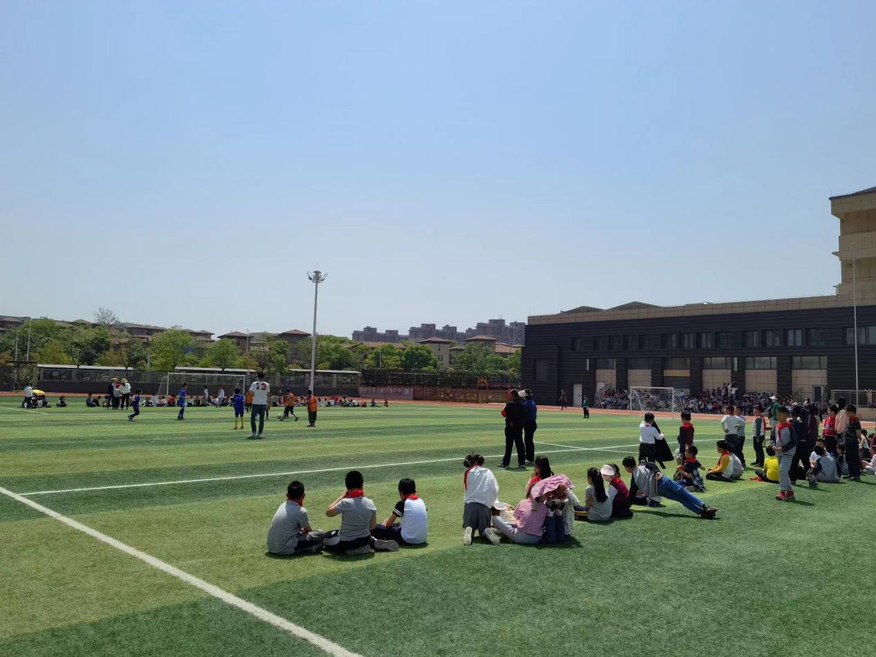 【博学广志】足球传递梦想 绿茵放飞希望—金陵小学广志路校区第二届“校长杯”校园足球联赛侧记_html_707653d5.jpg