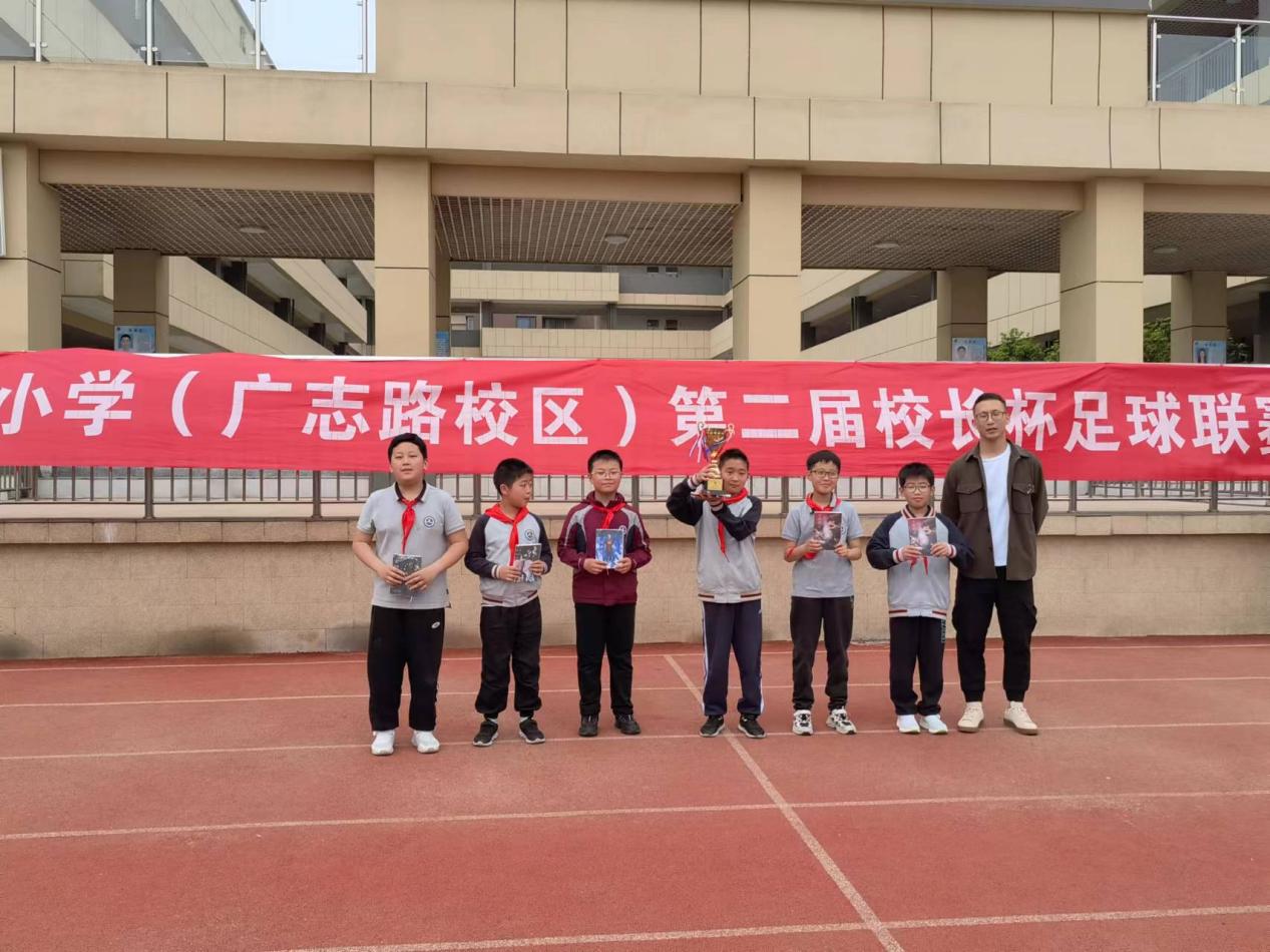 【博学广志】足球传递梦想 绿茵放飞希望—金陵小学广志路校区第二届“校长杯”校园足球联赛侧记_html_45e8de89.jpg