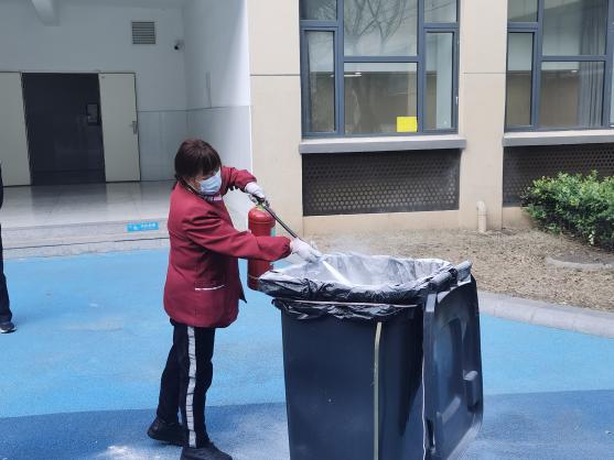 【博学广志】加强实操培训 熟练灭火技能——金陵小学（广志路校区）组织消防灭火器使用培训_html_m14ded87a.jpg