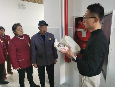 【博学广志】加强实操培训 熟练灭火技能——金陵小学（广志路校区）组织消防灭火器使用培训_html_m3c5fa9a6.jpg