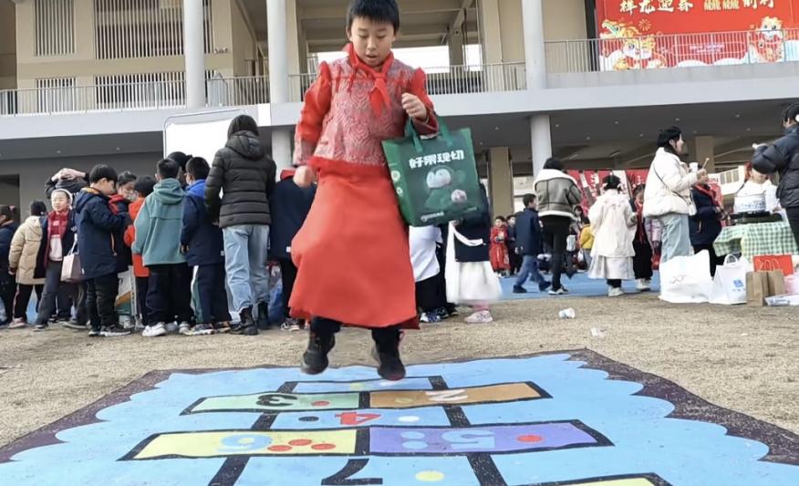 【湖畔·学生活动】“祥龙迎春 龘龘前行 ” ——金陵小学（仙林湖校区）2024元旦国潮市集来啦！_html_m2521a477.jpg