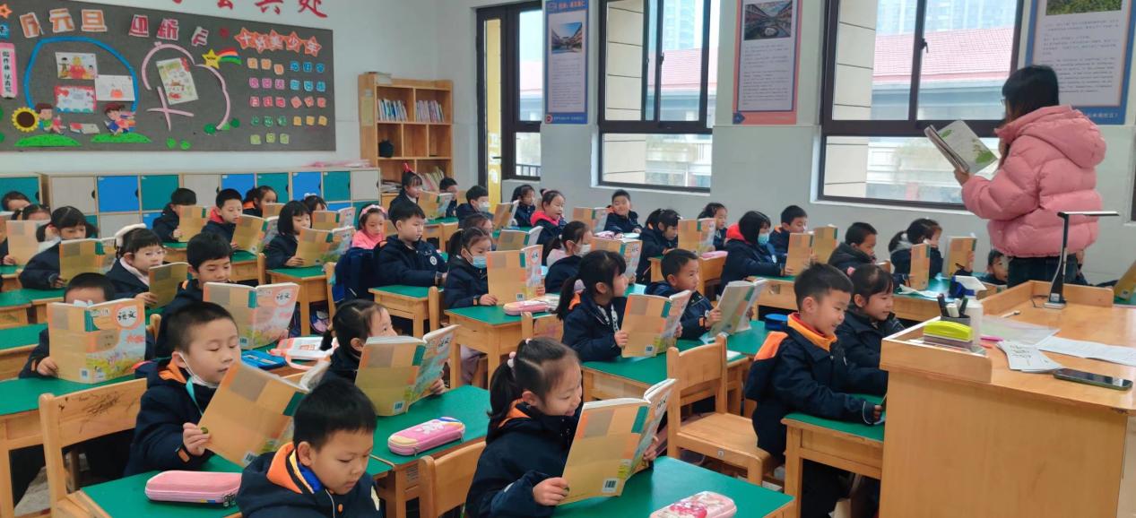 【湖畔·童化课堂】研讨在辞旧迎新之际——记金陵小学（仙林湖校区）一年级语文组教研活动_html_m4b88993a.jpg