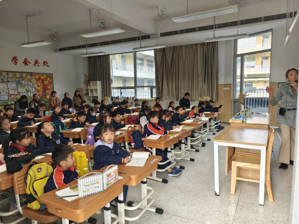 【湖畔·家校共育】携手启航，共筑成长梦——金陵小学（仙林湖校区）第五次“家长开放月”（一年级篇）_html_m3bf08345.jpg