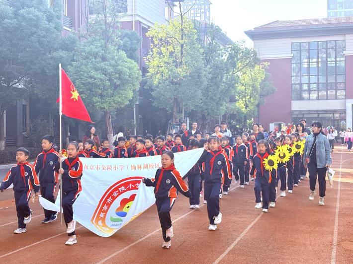 【湖畔·学生活动】“做自己的冠军”——2024—2025学年秋季运动会开幕式_html_m57634c30.jpg