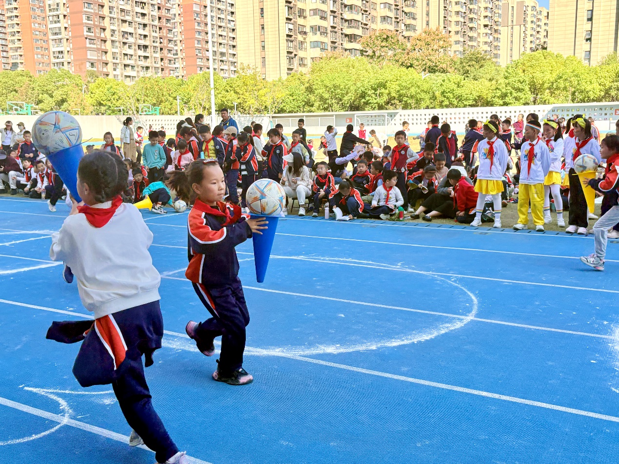 【湖畔·学生活动】秋韵燃动，逐梦赛场——记南京市金陵小学（仙林湖校区）2024—2025学年秋季趣味运动会（一、三年级）_html_1c99cfd.jpg