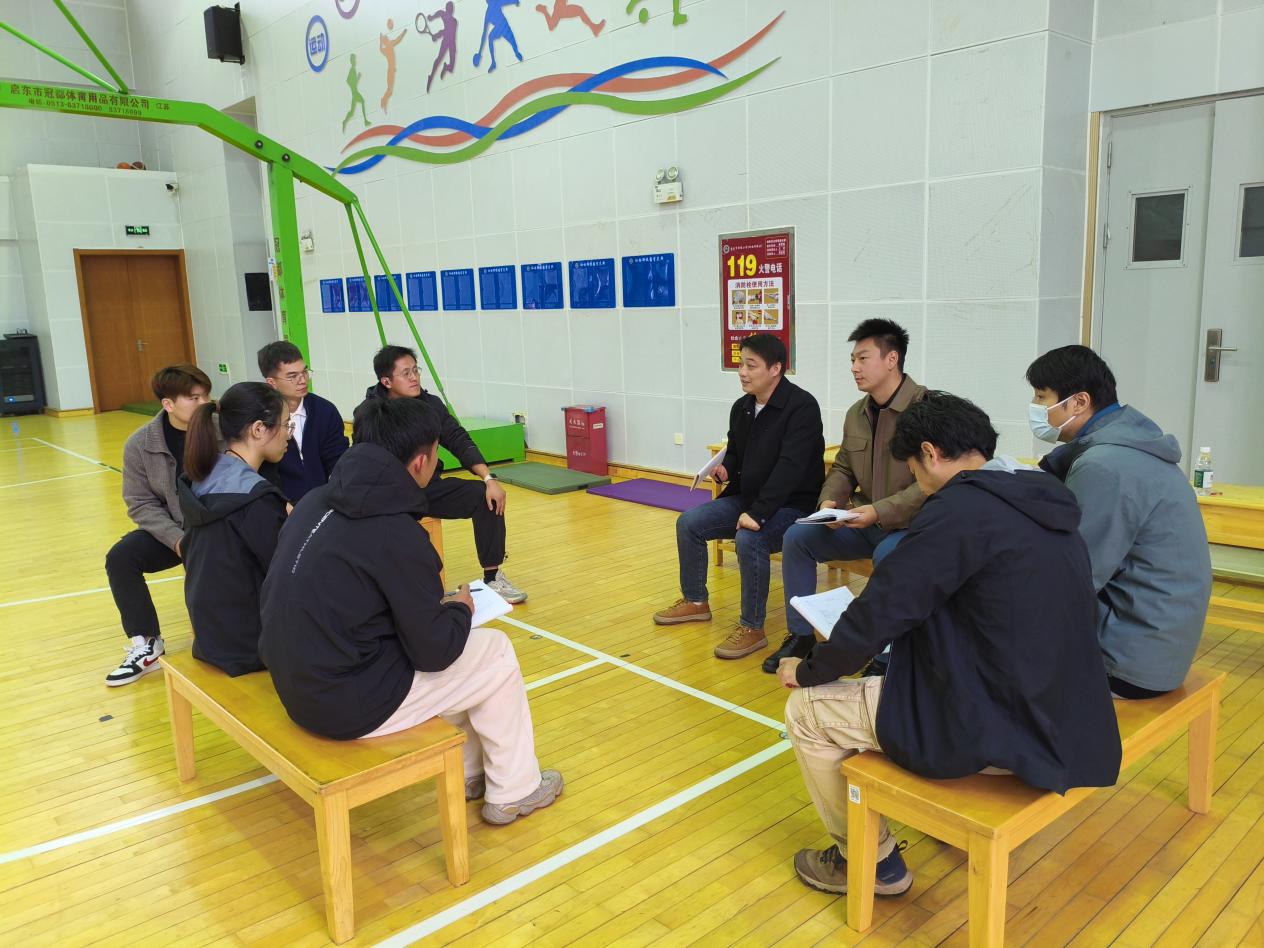 【湖畔·协同育人】精准教研引领入校园 深度把脉课堂促成长——栖霞区体育教研员莅临学校开展调研与听课指导活动_html_ma61efd0.jpg