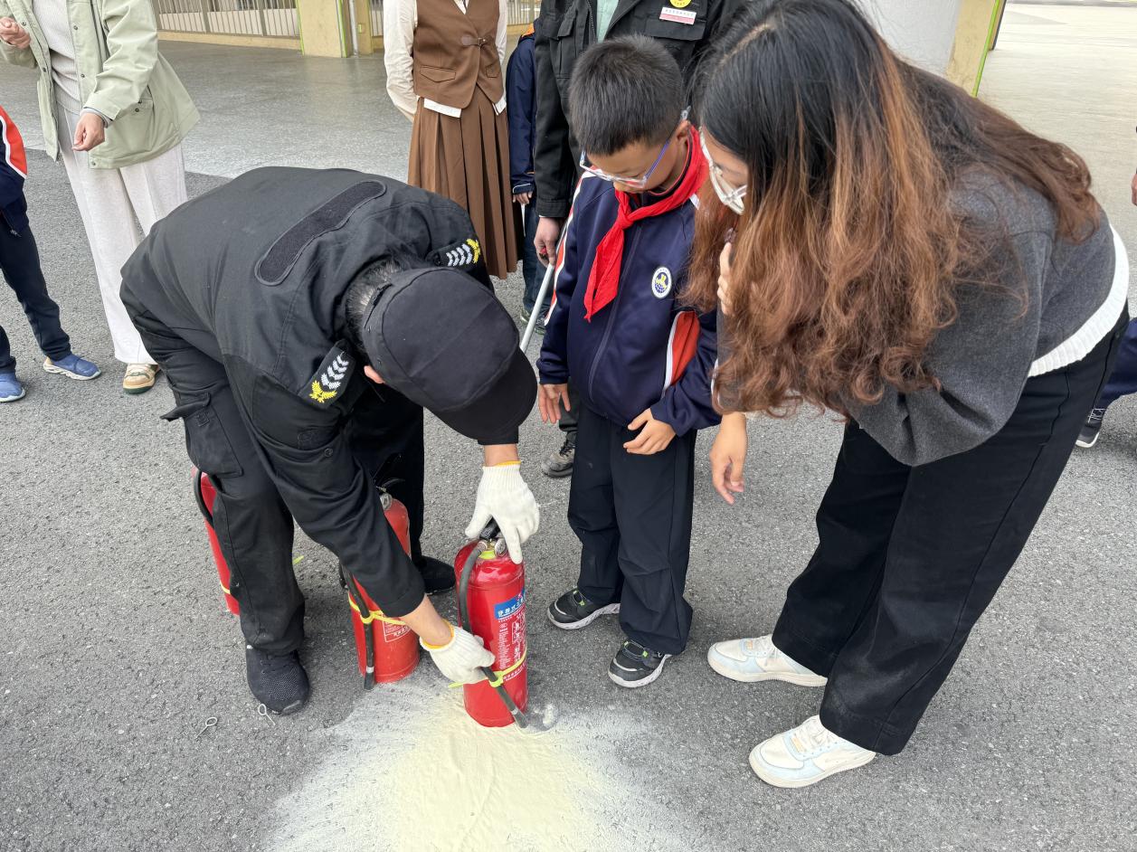 【湖畔·共佑安全】火灾英雄走进校园，点燃心中“安全之火”——金陵小学（仙林湖校区）消防安全教育活动_html_m57de5b6a.jpg