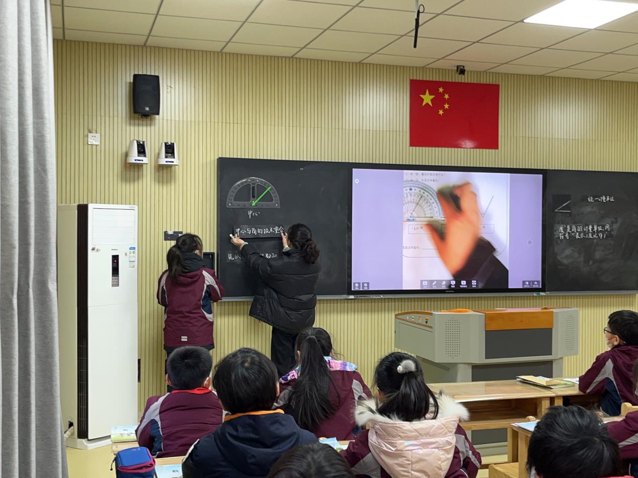新闻稿 曹静【湖畔光影】数学校本研修之课例研讨（160）(2)_html_2fb2c669.jpg