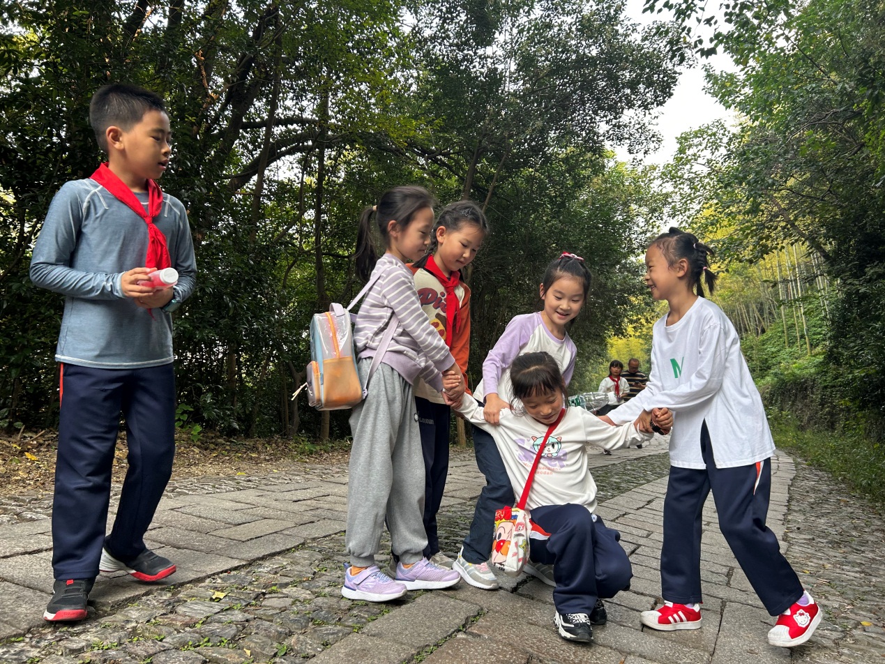 【湖畔·学生活动】向阳而生，逐光而行——金陵小学（仙林湖校区）二年级（1）班亲子登山活动_html_m61664ab1.jpg