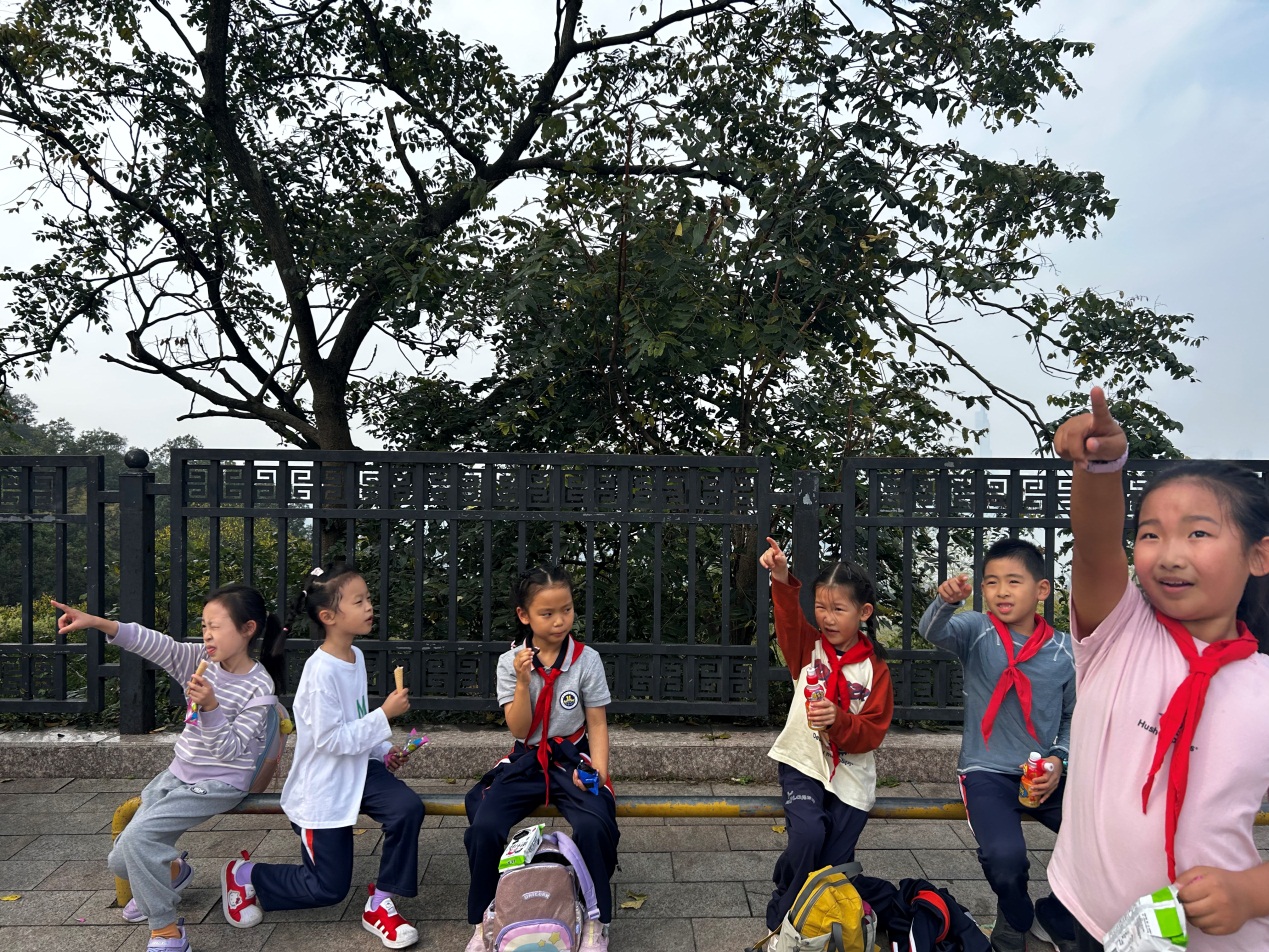 【湖畔·学生活动】向阳而生，逐光而行——金陵小学（仙林湖校区）二年级（1）班亲子登山活动_html_m7ace6df2.jpg