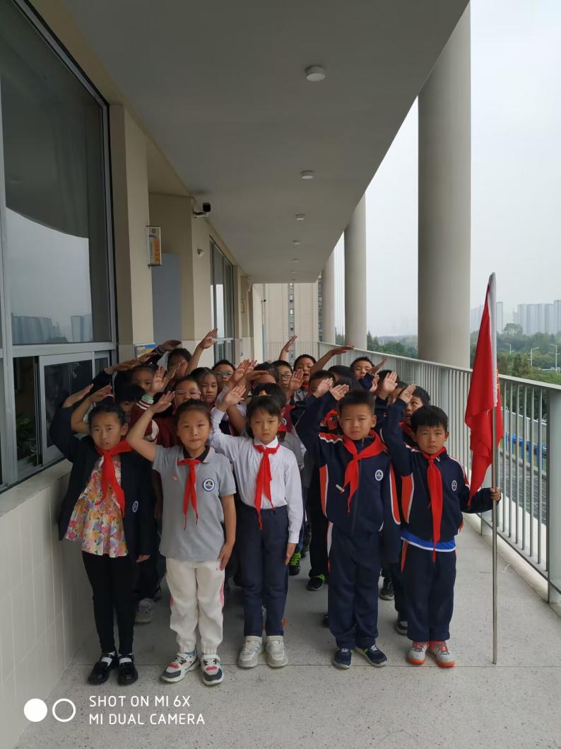 【湖畔·红领巾】童心向党，薪火相传——金陵小学（仙林湖校区）建队日系列活动之我与队旗合个影_html_m702de6ef.jpg