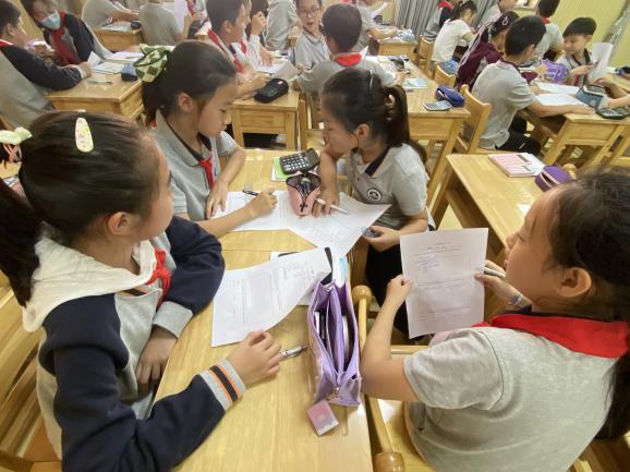 【湖畔·童化课堂】合作探究 厘清算理 掌握算法——数学校本研修之课例研讨（180）_html_49a069ae.jpg