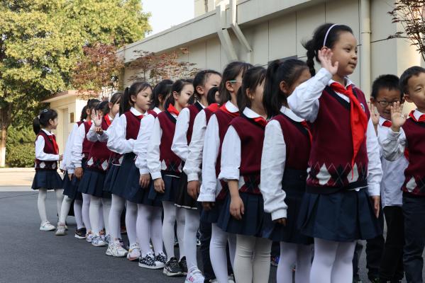 【湖畔·学生活动】把握童声话筒，做新时代小记者——金陵小学（仙林湖校区）少先队员代表参观栖霞区融媒体中心_html_5a1aa3e7.jpg