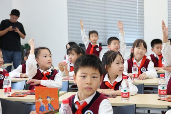 【湖畔·学生活动】把握童声话筒，做新时代小记者——金陵小学（仙林湖校区）少先队员代表参观栖霞区融媒体中心_html_m305f21f8.jpg