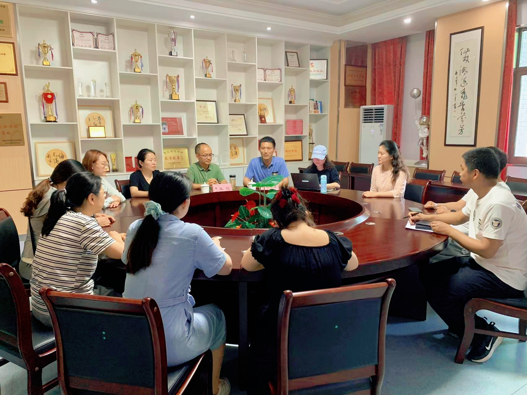 【湖畔·科研引领】名师指津明选题，教师深耕绽芳华——金陵小学（仙林湖校区）教海探航论文指导活动_html_m6b18cb1c.jpg