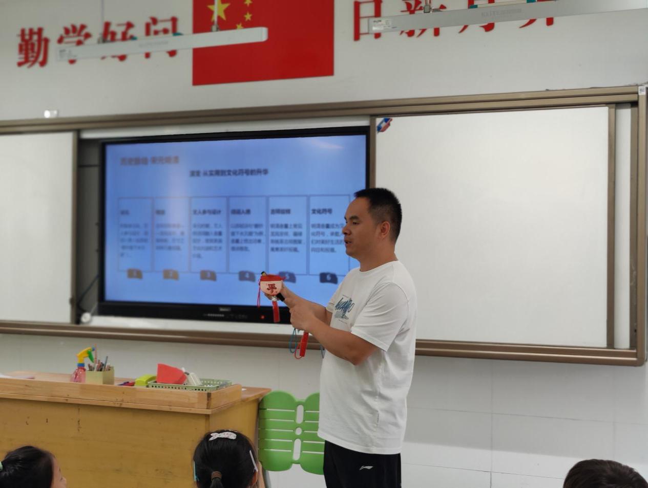 【湖畔·家校共育】香囊巧制寄安康  浓情端午润童心——记二（23）中队家长进课堂端午主题活动_html_76b941a3.jpg