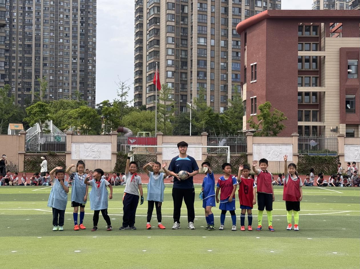 【湖畔·学生活动】绿茵少年锋芒现 终极决战奏凯歌——二年级足球联赛总决赛圆满落幕_html_me1e10a1.jpg