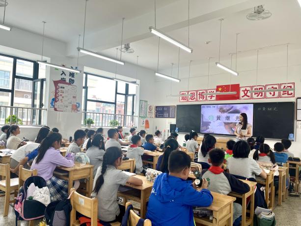 【博学广志】传承英雄精神汲取奋进力量——金陵小学广志路校区语文组校本研修活动_html_m33a72172.jpg