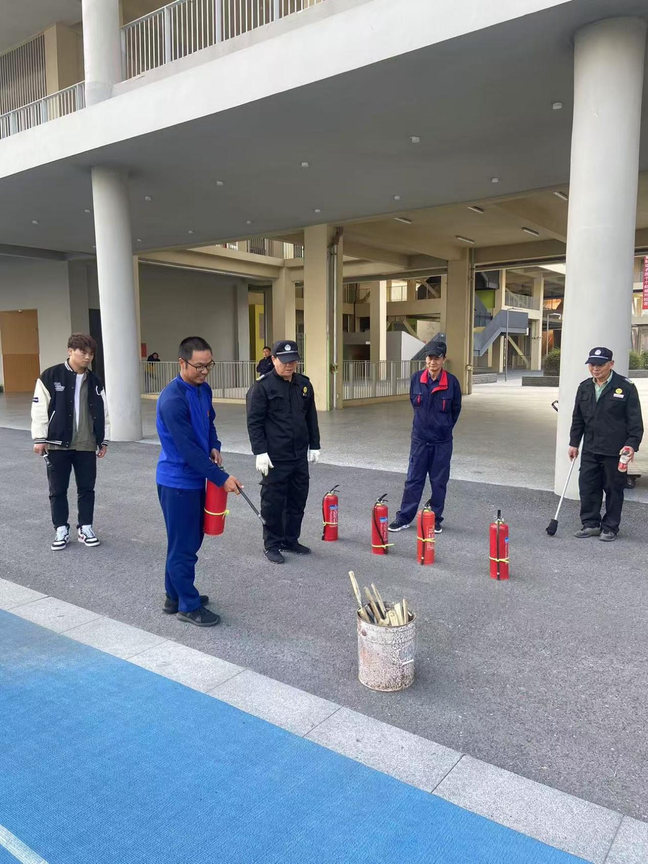 火灾英雄走进校园，点燃心中“安全之火”。_html_1a41309c.jpg