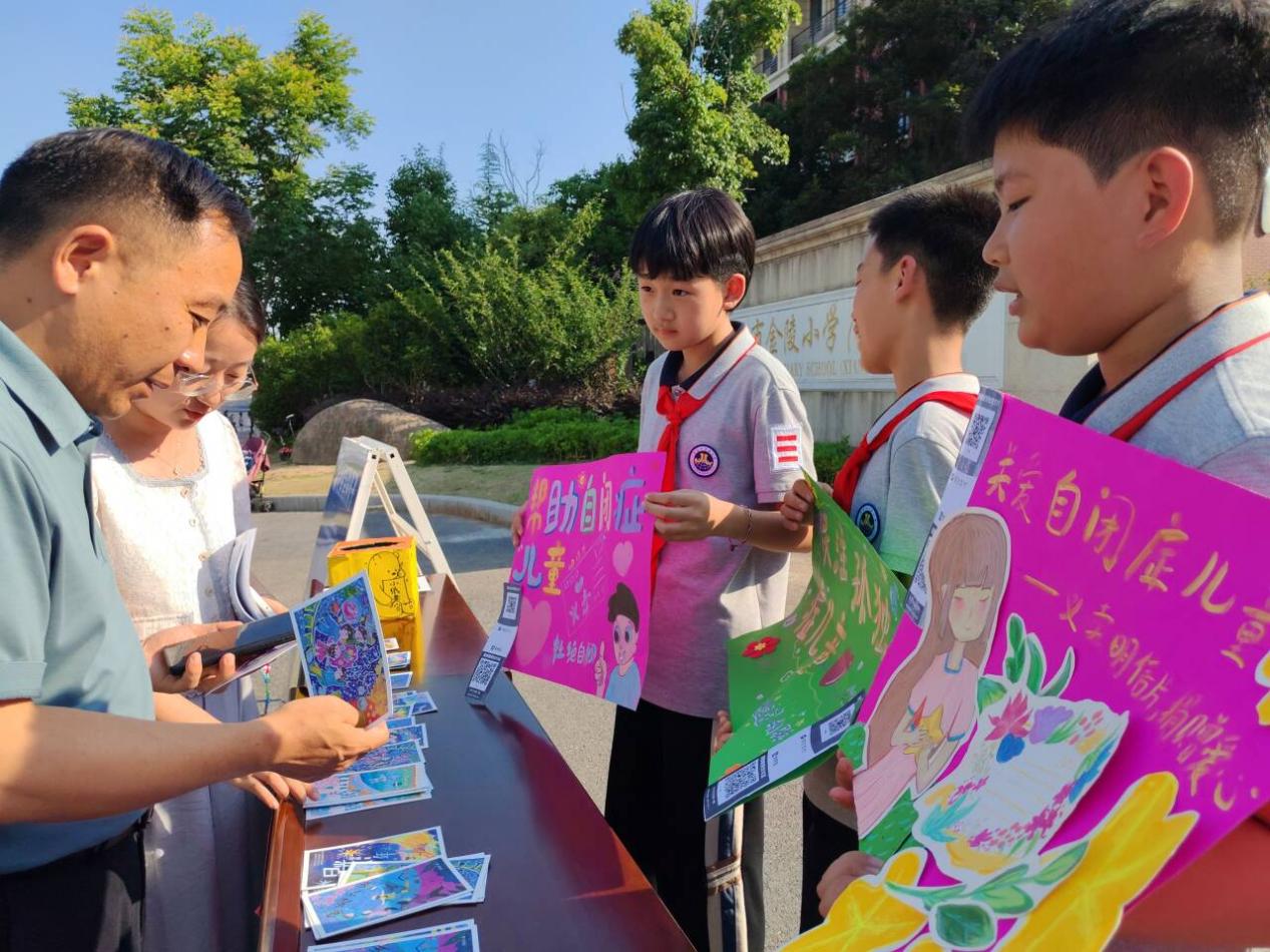【湖畔·学生活动】给爱一个拥抱 ——明信片义卖活动_html_fabfdca.jpg