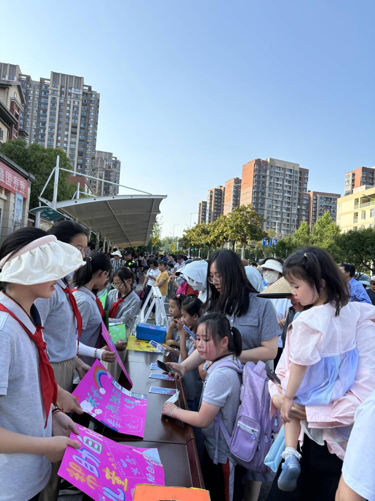 【湖畔·学生活动】给爱一个拥抱 ——明信片义卖活动_html_m68d0d99f.jpg