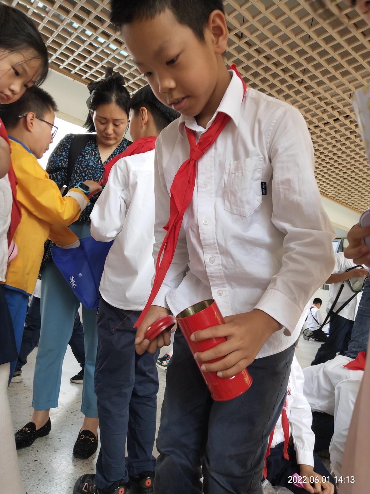 【广志学子】原来爱心的份量是这么重——记金陵小学广志路校区二19班 “爱心义卖”活动_html_mf8ad79b.jpg