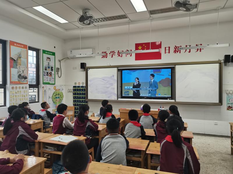 2022.5.16【湖畔光影】学法懂法  走好人生道路_html_658082ac.jpg