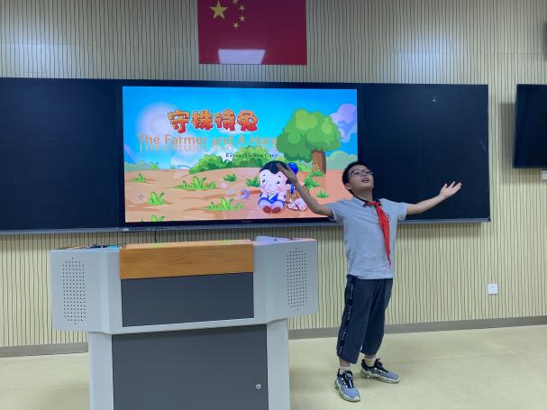 【湖畔光影】第三届英语活动周之讲故事比赛_html_3dbab8d3.jpg