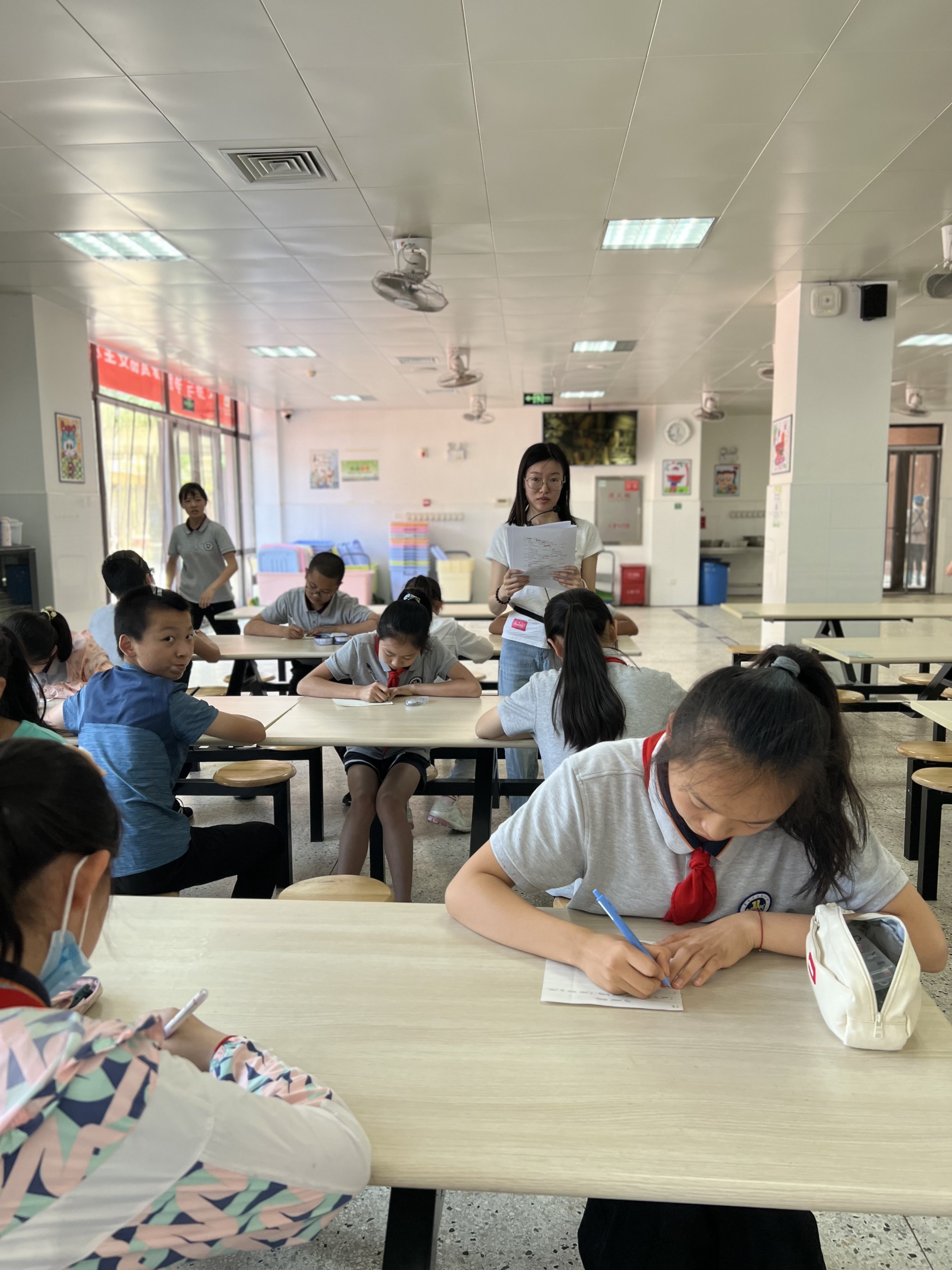 【湖畔光影】妙笔生花，彰显青春风采——六年级英语写作竞赛_html_354cbf47.jpg