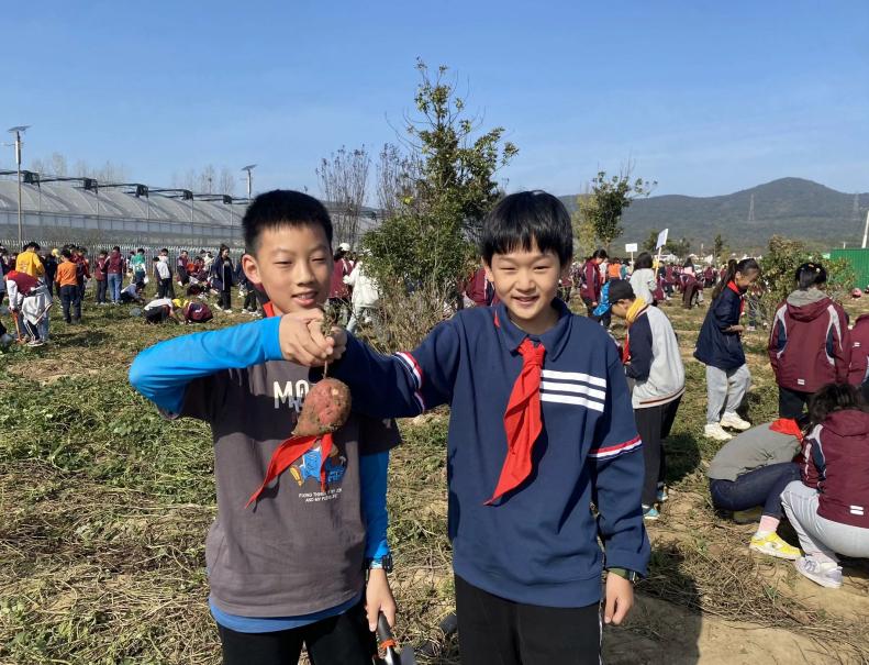【湖畔·学生活动】探秘农场 劳动“趣”秋游——金陵小学（仙林湖校区）五年级秋季综合实践活动_html_m48d6d663.jpg