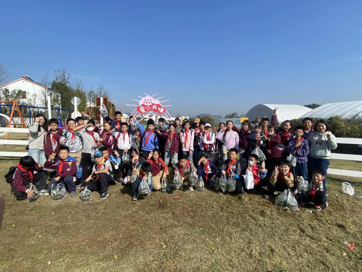 【湖畔·学生活动】探秘农场 劳动“趣”秋游——金陵小学（仙林湖校区）五年级秋季综合实践活动_html_79e3c93e.jpg