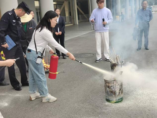 【湖畔·共佑安全】防范未燃、安全同行————校园消防逃生应急演练_html_m344c2ee6.jpg