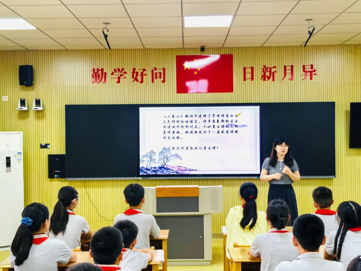 【湖畔·童化课堂】诗韵流转，乐音悠扬——金陵小学（仙林湖校区）音乐校本研修之课例研讨_html_m7b6a716f.jpg