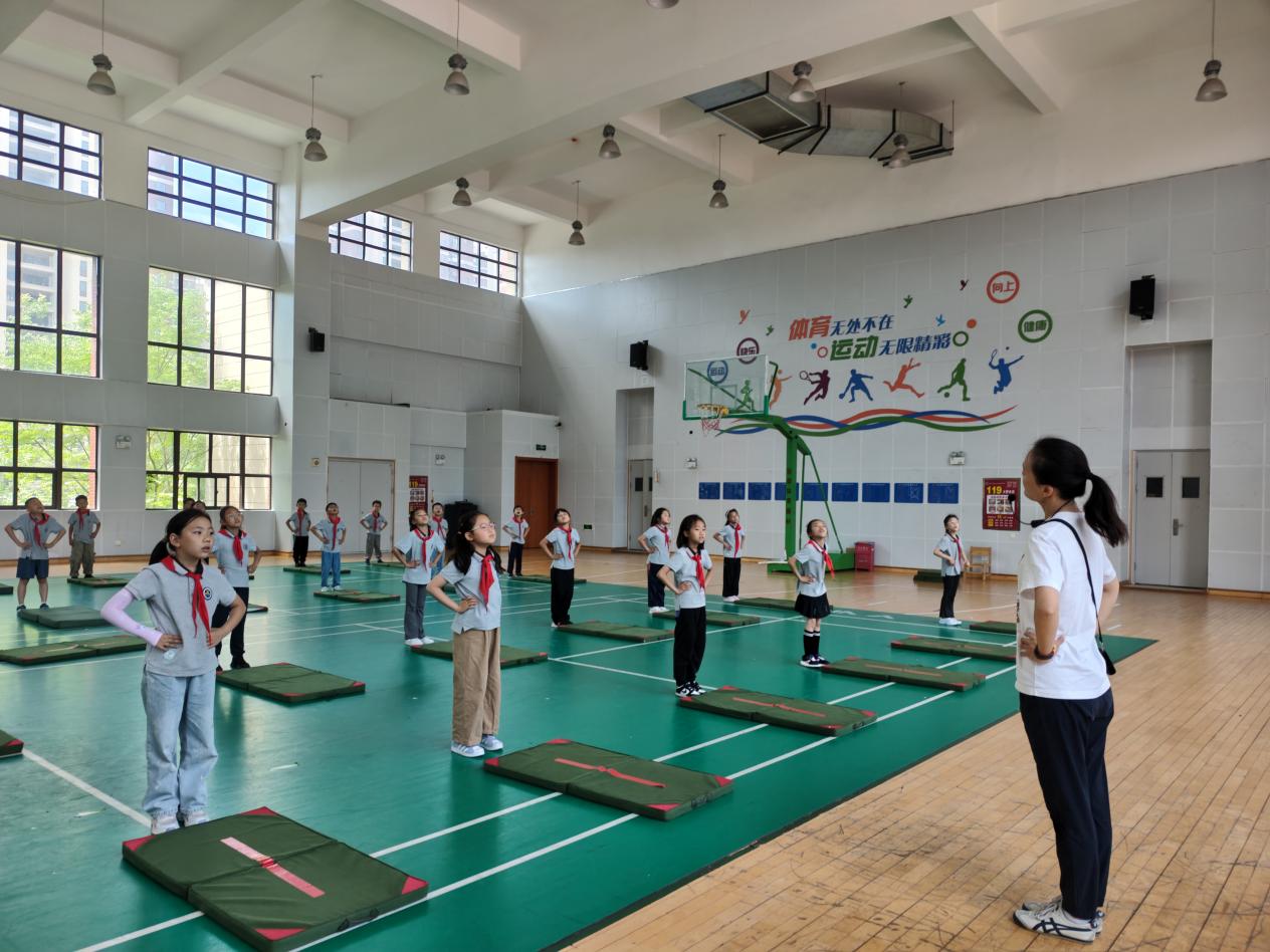 【湖畔·童化课堂】展体育课堂风采，以研促教共成长——体育校本研修之课例研讨（19）_html_m1dbccf50.jpg