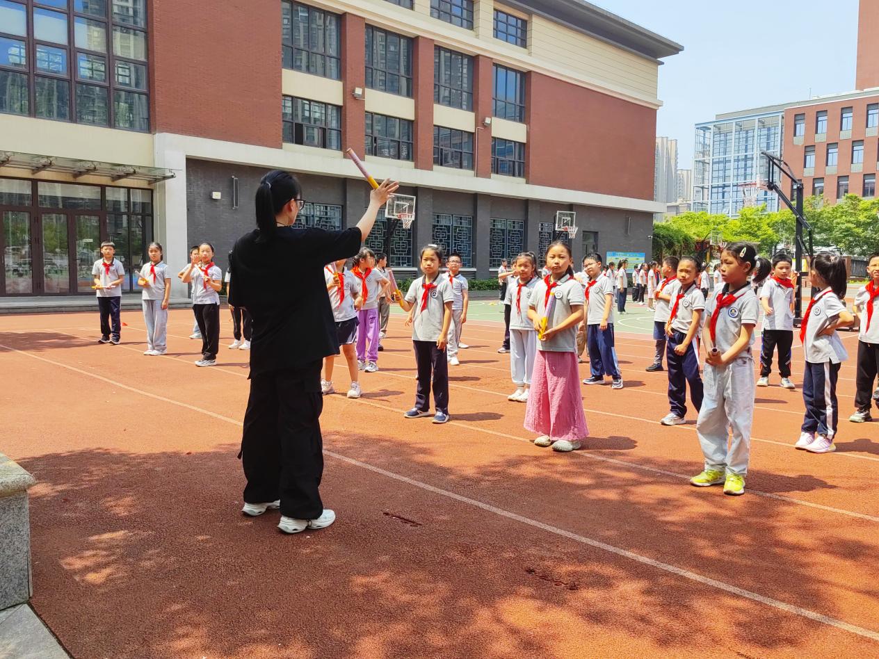 【湖畔·童化课堂】展体育课堂风采，以研促教共成长——体育校本研修之课例研讨（19）_html_m68640aca.jpg