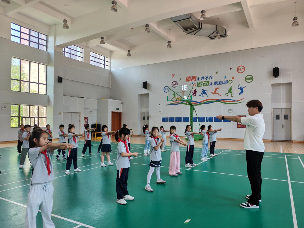 【湖畔·童化课堂】展体育课堂风采，以研促教共成长——体育校本研修之课例探讨（20）_html_22f8922b.jpg