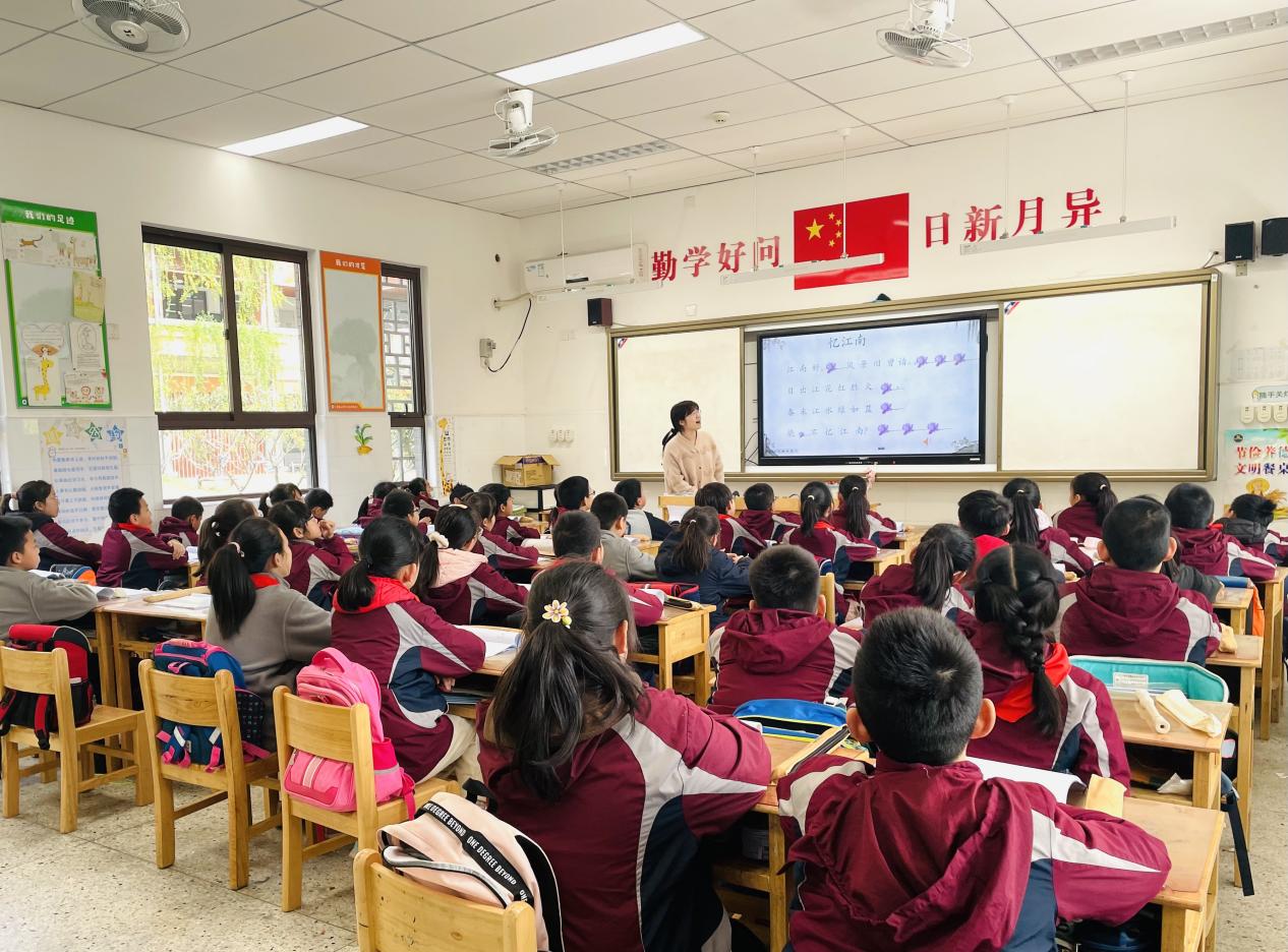 【湖畔·童化课堂】音乐课堂展风采 教学交流共成长——音乐校本研修之课例研讨_html_4e920f05.jpg